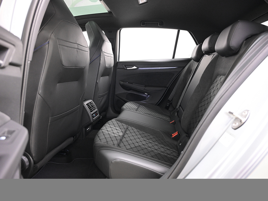 Volkswagen Golf 1.5 R-LINE DSG BLACKSTYLE MATRIXLED AHK