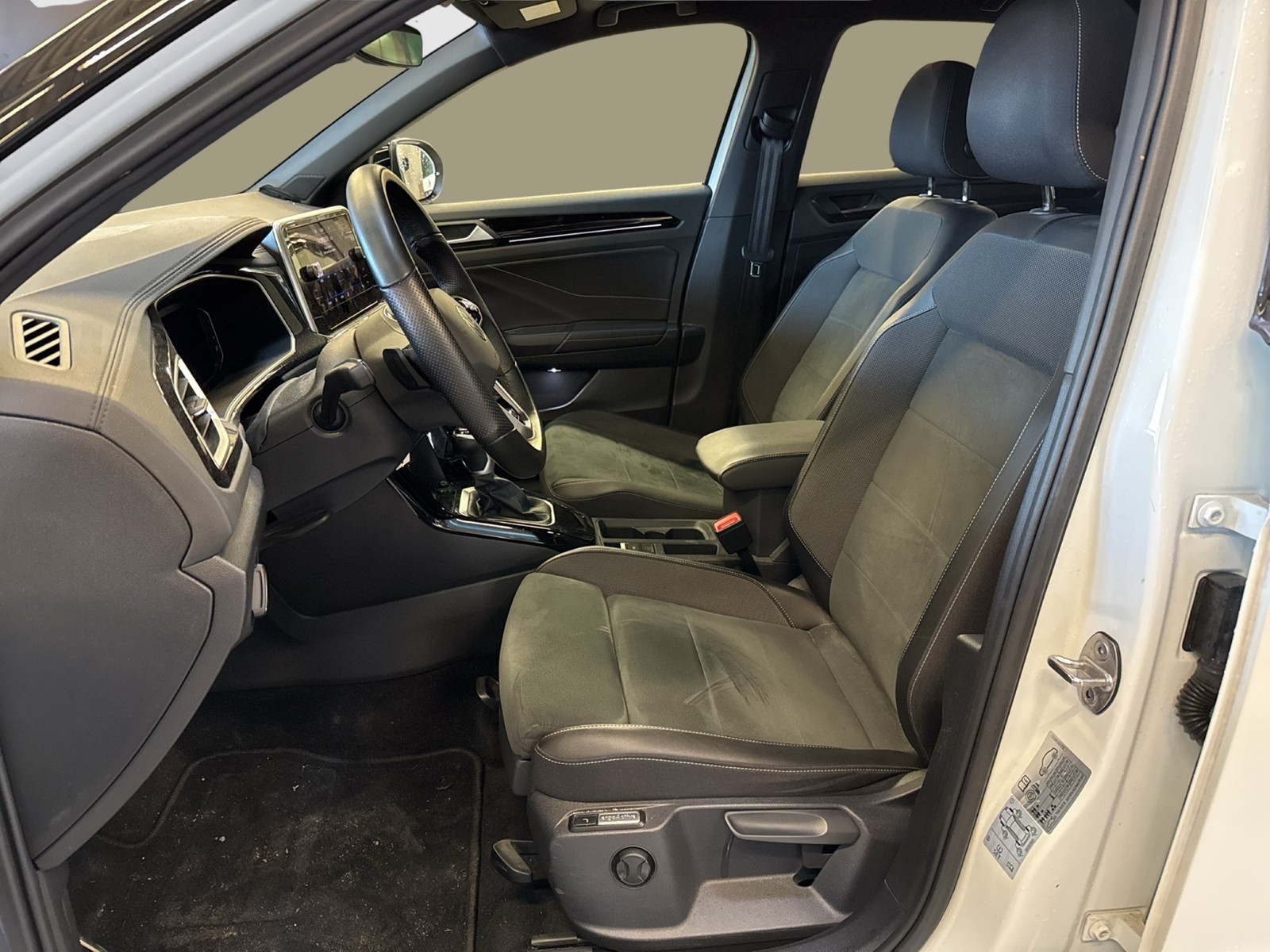 Volkswagen T-ROC 2.0 R-L DT110 TDID7F R-LINE AHK CAM ACC NAVI LED+ CARPLAY