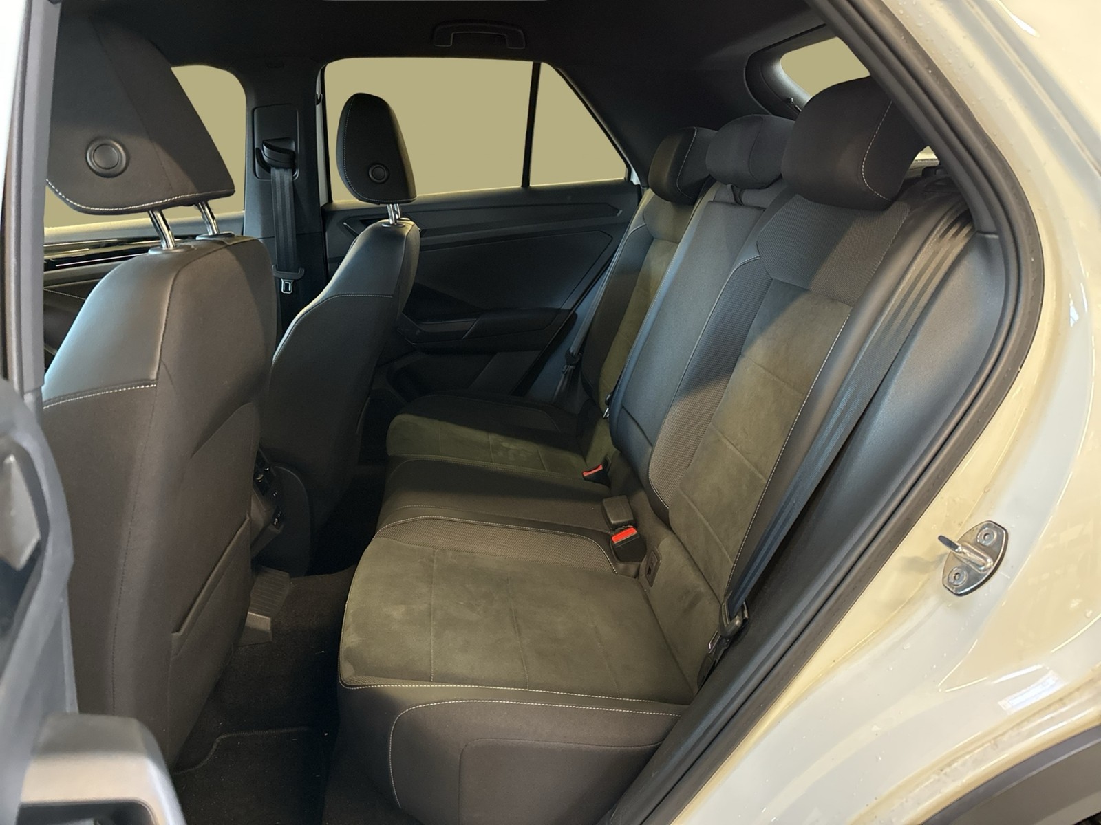 Volkswagen T-ROC 2.0 R-L DT110 TDID7F R-LINE AHK CAM ACC NAVI LED+ CARPLAY