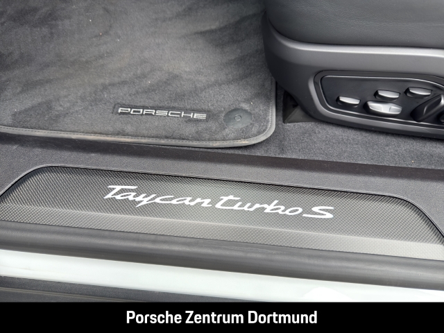Porsche Taycan Turbo S BOSE Luftfederung LED-Matrix