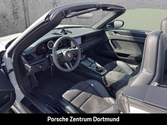 Porsche 992 (911) Carrera 4 GTS Cabriolet
