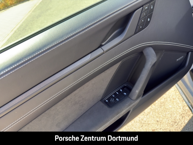 Porsche 992 (911) Carrera 4 GTS Cabriolet