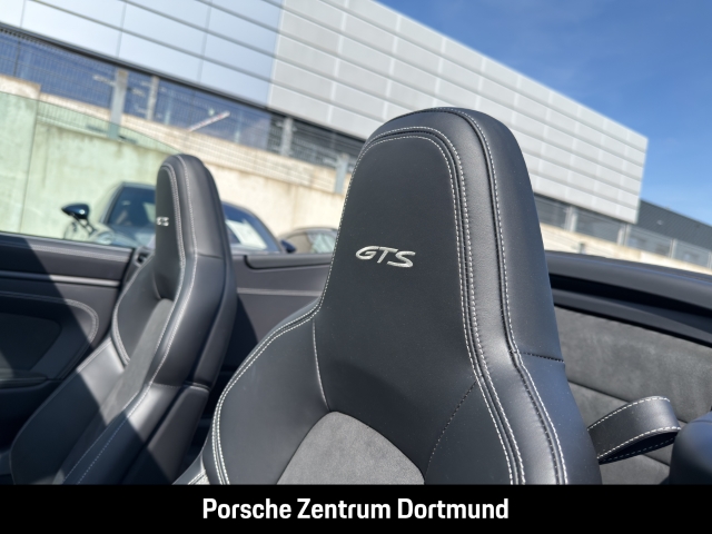 Porsche 992 (911) Carrera 4 GTS Cabriolet