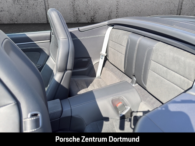 Porsche 992 (911) Carrera 4 GTS Cabriolet