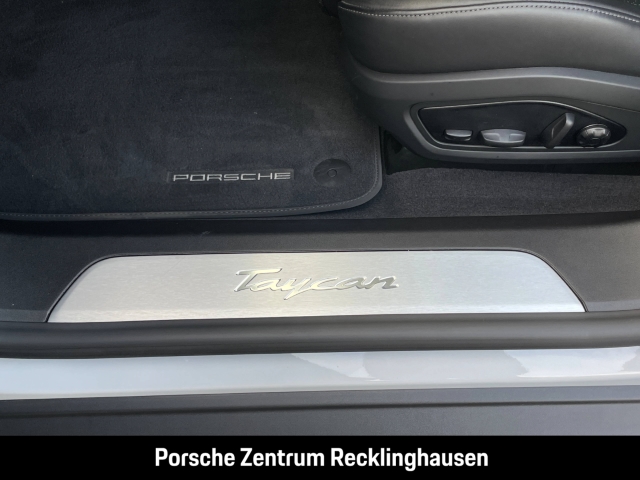 Porsche Taycan HA-Lenkung Surround-View Panoramadach