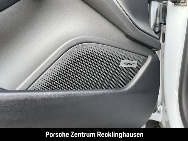 Porsche Taycan HA-Lenkung Surround-View Panoramadach