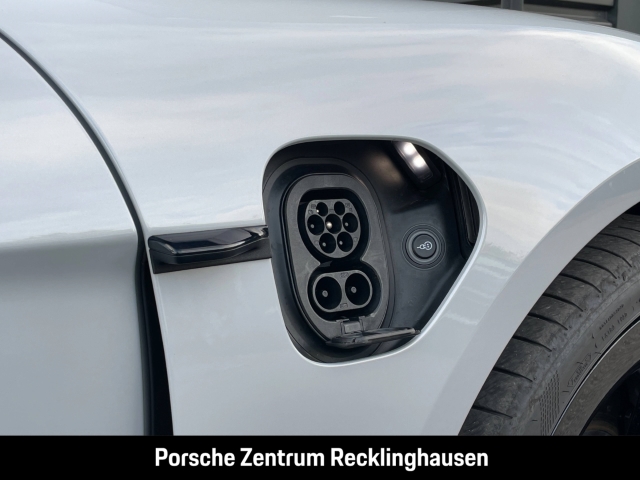 Porsche Taycan HA-Lenkung Surround-View Panoramadach