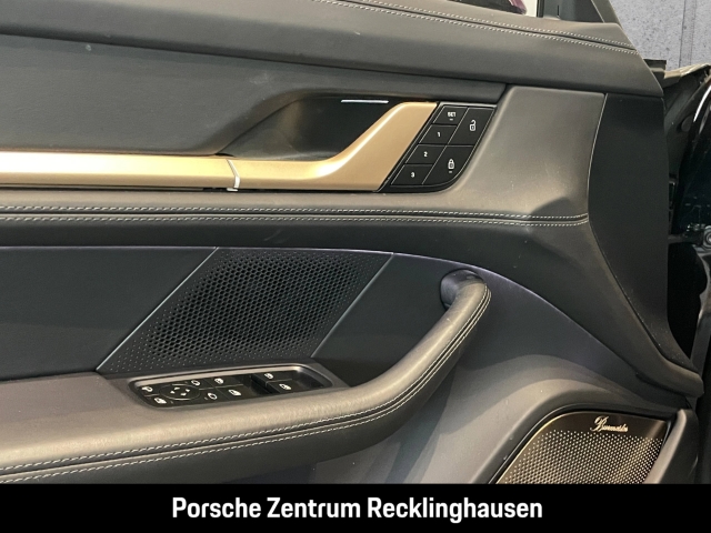 Porsche Taycan Turbo Burmester Nachtsicht Head-Up PDCC